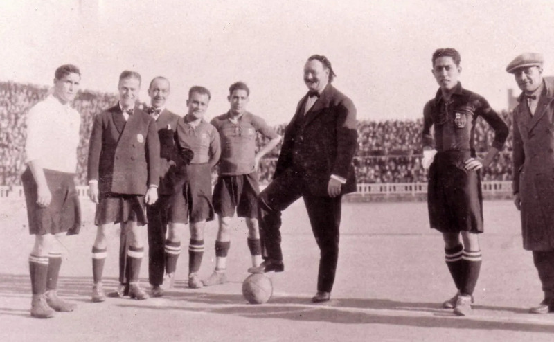 Joan Gamper (đứng giữa) là người sáng lập nên đội bóng